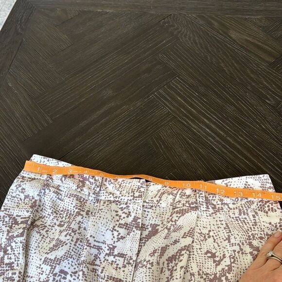 White High waisted shorts, pleated front, trouser style, professional, classic - Picture 6 of 7